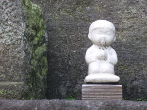 お寺に供えられていた男の子の像